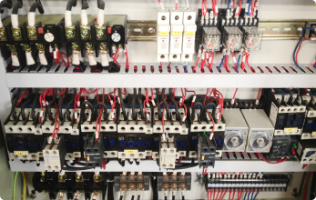 <h3 data-end="343" data-start="296"><span style="color:#c0392b;"><strong data-end="341" data-start="300">Электрическая система SCHNEIDER с PLC</strong></span></h3> 